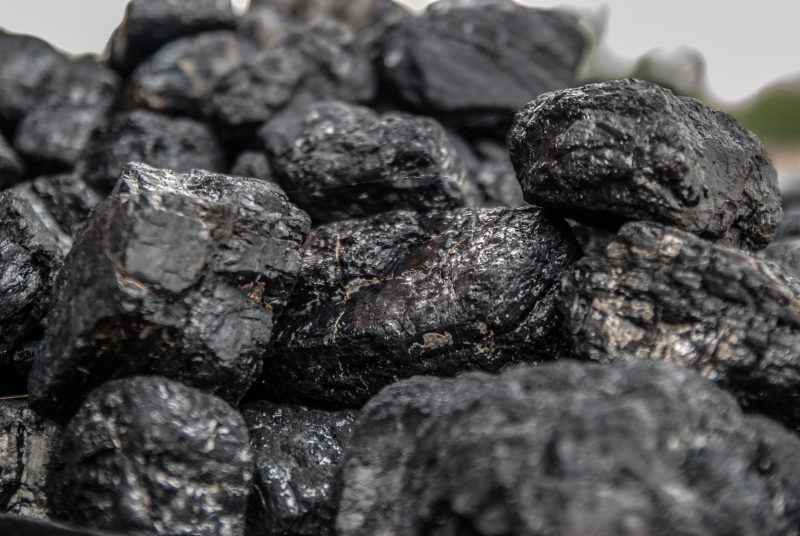 Niedobór węgla w Polsce – jaka jest przyczyna oraz gdzie kupić ten materiał opałowy?